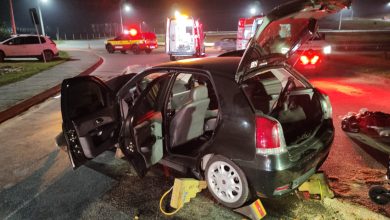 Acidente em rotatória de Gaspar deixa adolescente gestante e outro jovem feridos