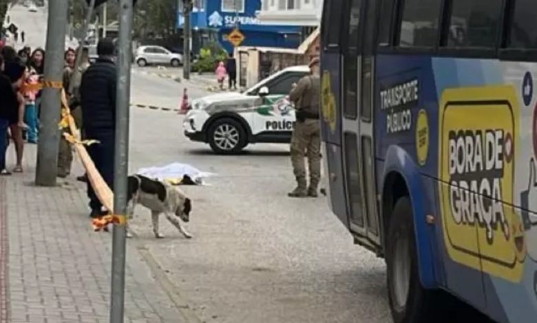 Em SC, mulher morre após ser atingida por micro-ônibus da prefeitura