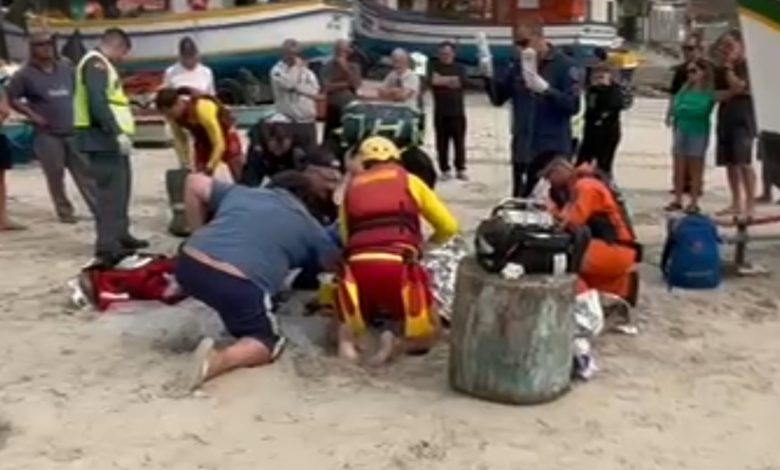 Jovem de 23 anos tem rosto esmagado após embarcação cair sobre ele em SC