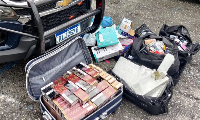 Ônibus interceptado em SC revela carga de drogas, cigarros e vapes contrabandeados; 3 foram detidos