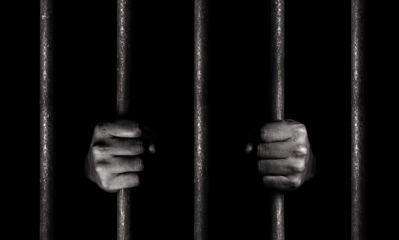 Homem é condenado a 18 anos de prisão por matar ladrão com barra de ferro após furto de bicicleta em SC