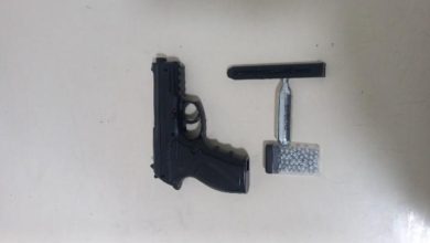 Homem é preso após supostamente ameaçar menores com simulacro de arma em Blumenau