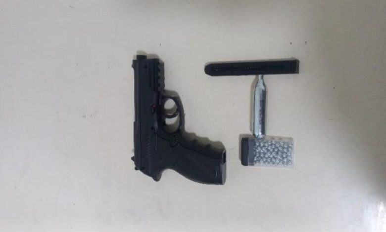 Homem é preso após supostamente ameaçar menores com simulacro de arma em Blumenau