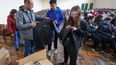 Governo de SC investe R$ 46 milhões e começa a entregar uniformes para mais de 200 mil alunos da rede estadual