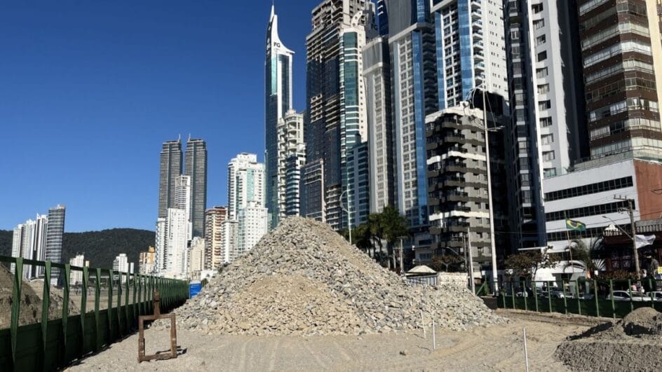Orla de Balneário Camboriú ganhará muro invisível para conter colapso