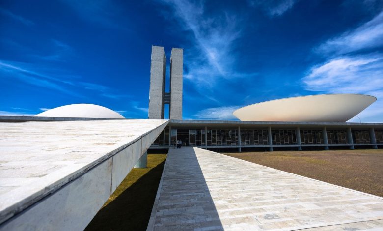 Jorginho Mello desaprova suspensão de deputados catarinenses