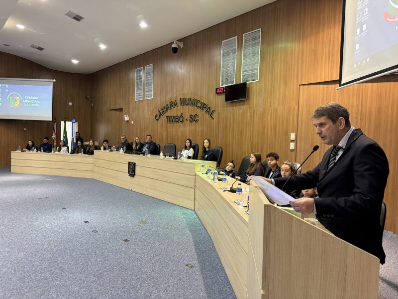 Parlamento Jovem de Timbó empossa nova legislatura e elege Mesa Diretora