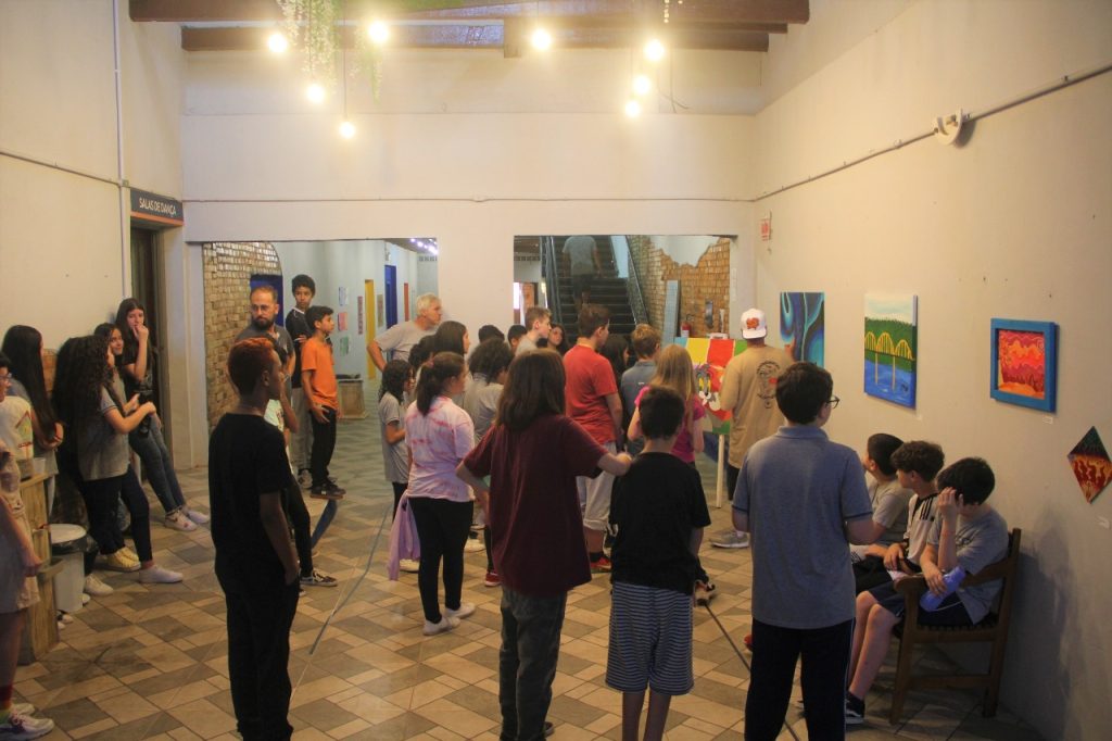 Exposição em Rio do Sul revela bastidores da criação artística inspirada no encontro dos rios