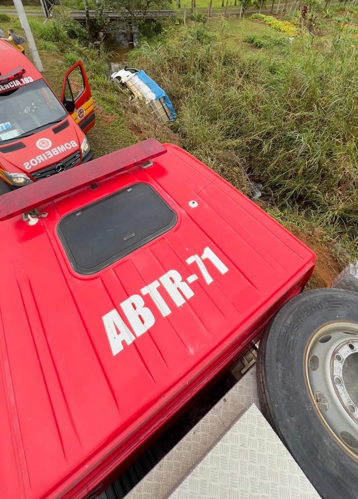 Caminhão tomba em córrego após sair da pista em Rio dos Cedros; duas pessoas ficaram feridas
