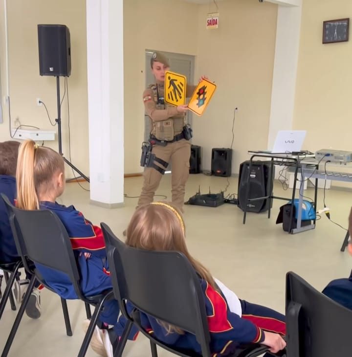 Timbó integra educação e segurança com atividade da PM e Demutran em escola