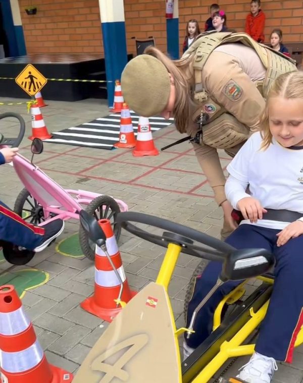 Timbó integra educação e segurança com atividade da PM e Demutran em escola