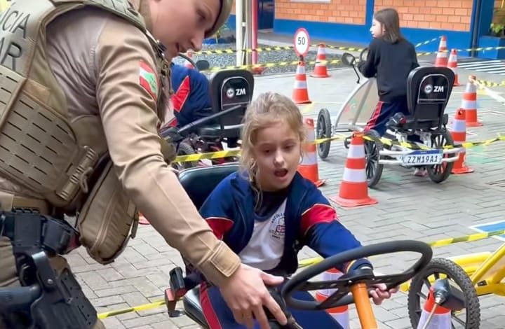 Timbó integra educação e segurança com atividade da PM e Demutran em escola