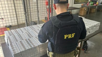 Passageiro é preso com quase 4 mil maços de cigarro contrabandeado em ônibus na BR-101, em Itajaí