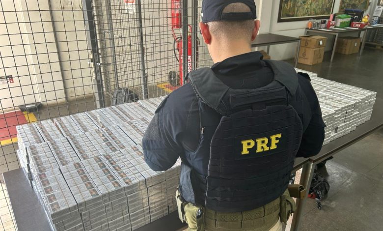 Passageiro é preso com quase 4 mil maços de cigarro contrabandeado em ônibus na BR-101, em Itajaí