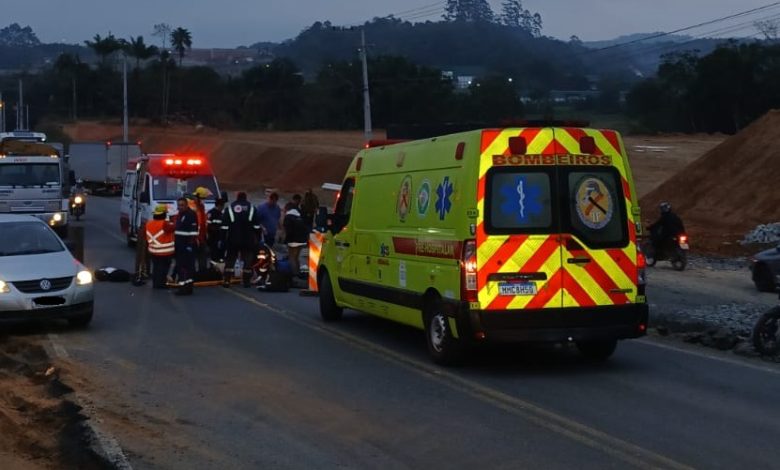 Motociclista morre após ser atingido por caminhão na BR-470 em Indaial; PRF busca motorista