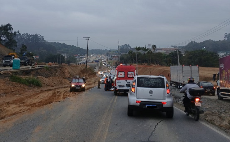 Motociclista morre após ser atingido por caminhão na BR-470 em Indaial; PRF busca motorista