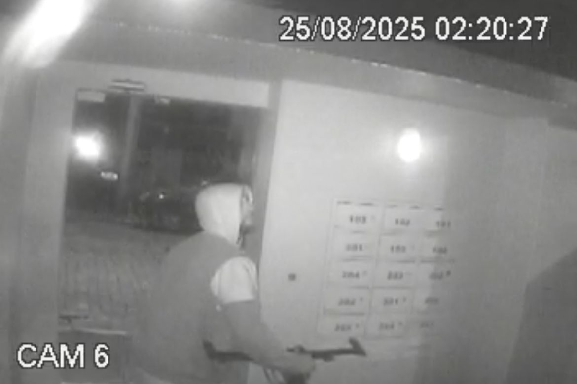 Vídeo registra homem furtando bicicleta em estacionamento de prédio residencial em Timbó