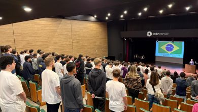 Alistados de Timbó participam de cerimônia cívica em homenagem à bandeira