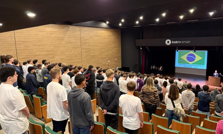 Alistados de Timbó participam de cerimônia cívica em homenagem à bandeira