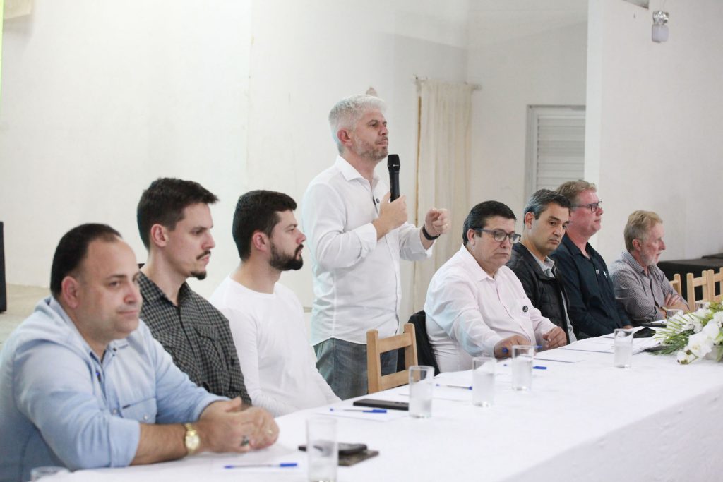 Câmara leva sessão itinerante à Itoupava Central, entrega obras de pavimentação e ouve reivindicações da comunidade