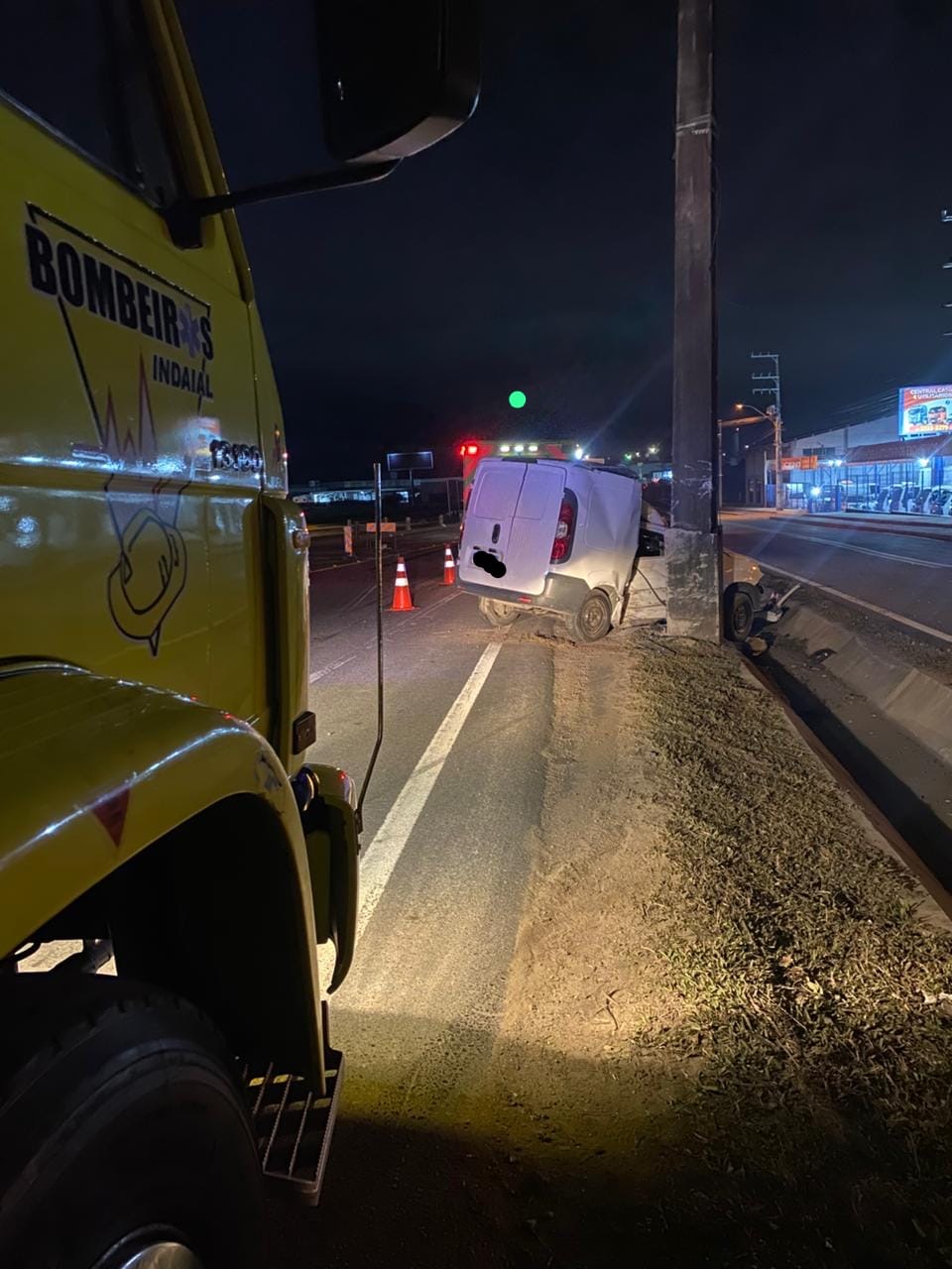 Fiat Fiorino atropela capivara e bate em poste na BR-470 em Indaial; passageiro fica gravemente ferido
