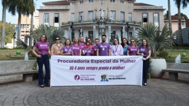 Blumenau: Procuradoria da Mulher celebra quatro anos com ação de conscientização no centro