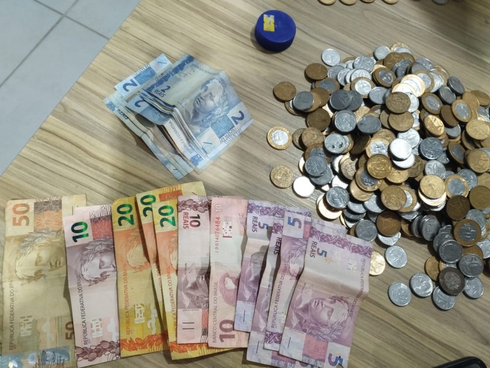 Mulher sem CNH tenta fugir de barreira em Timbó e é flagrada com drogas no veículo