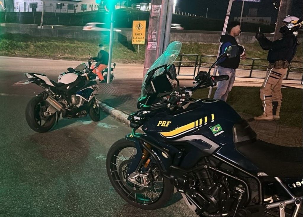 Dispositivo para esconder placa em motos é apreendido na BR-101