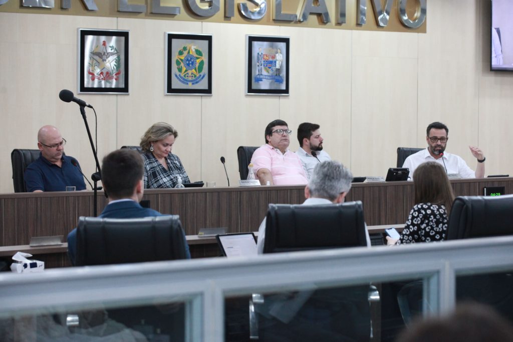 Câmara de Blumenau aprova patrocínios e discute transparência em contratos públicos