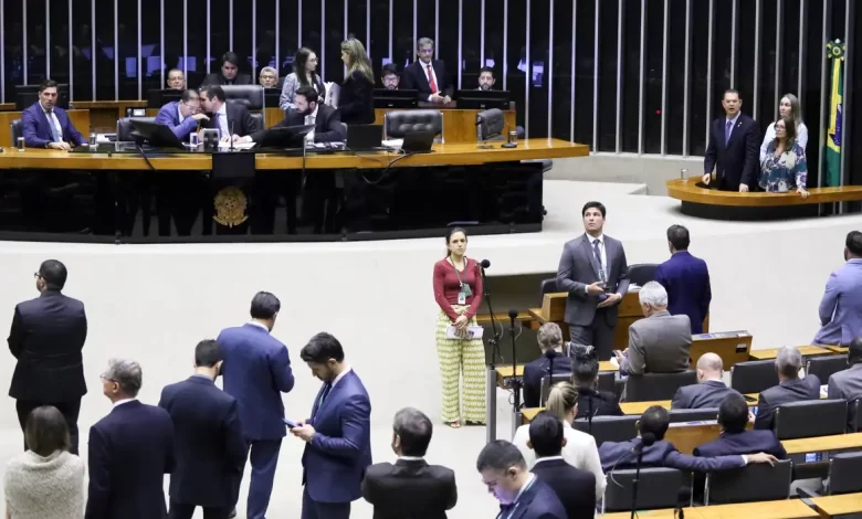 Impasse trava votação sobre foro privilegiado e anistia; IR até R$ 5 mil ganha prioridade na Câmara dos Deputados
