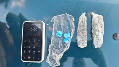 Mulher sem CNH tenta fugir de barreira em Timbó e é flagrada com drogas no veículo