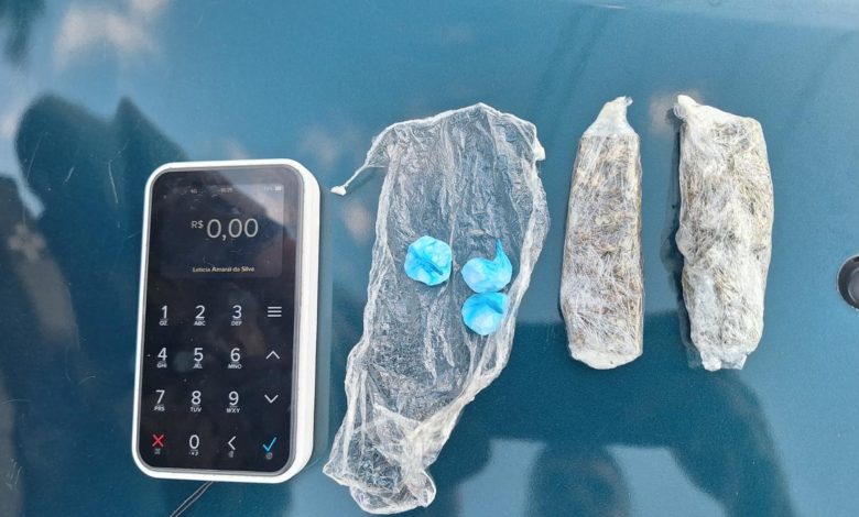 Mulher sem CNH tenta fugir de barreira em Timbó e é flagrada com drogas no veículo