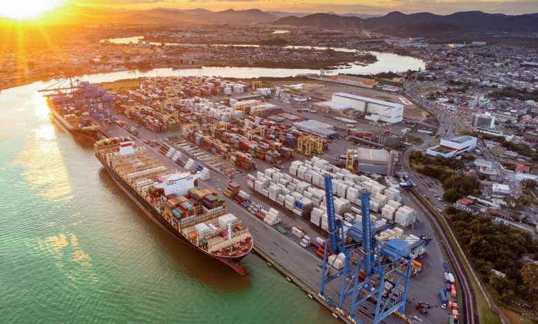 Tarifa dos EUA já derruba pedidos em SC; 7 em cada 10 exportadoras projetam demissões, diz FIESC