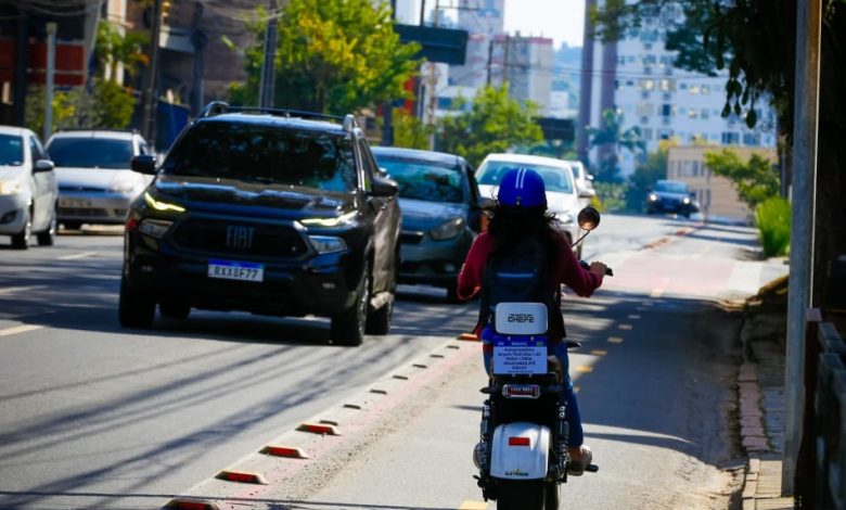 Blumenau lança plataforma inédita para certificação de condutores de patinetes elétricos e autopropelidos