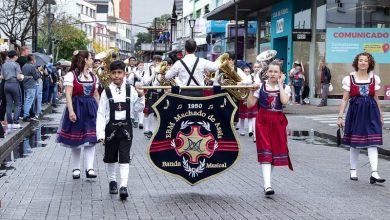 Blumenau celebra 175 anos com desfile repleto de emoção e tradição