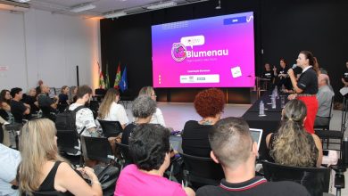 Jovens de Blumenau celebram formatura em tecnologia pelo programa Hellow Blumenau