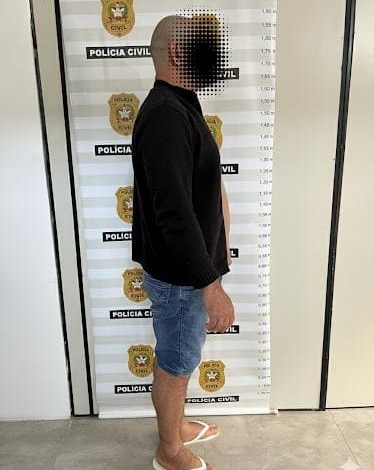Foragido por homicídio se entrega à Polícia Civil em Blumenau após buscas intensas