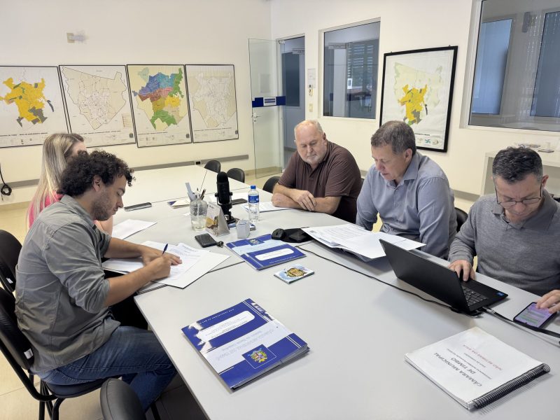Câmara de Timbó analisa projetos em três comissões e aprova pareceres favoráveis