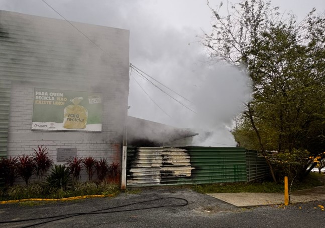 Incêndio atinge área externa de galpão de reciclagem em Timbó