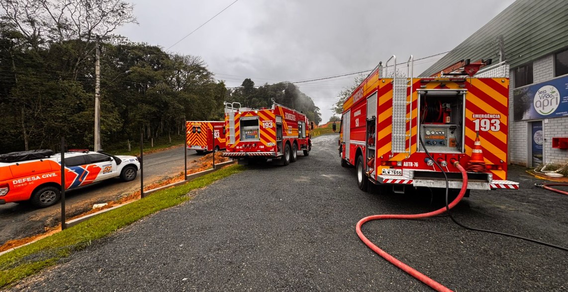 Incêndio atinge área externa de galpão de reciclagem em Timbó