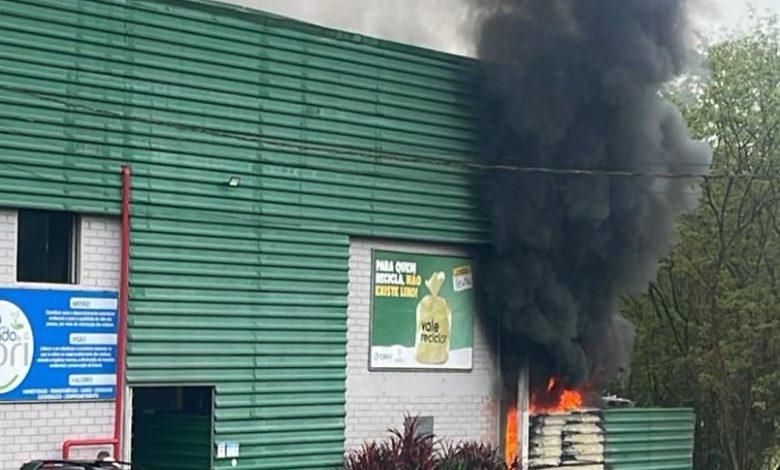 Incêndio atinge área externa de galpão de reciclagem em Timbó