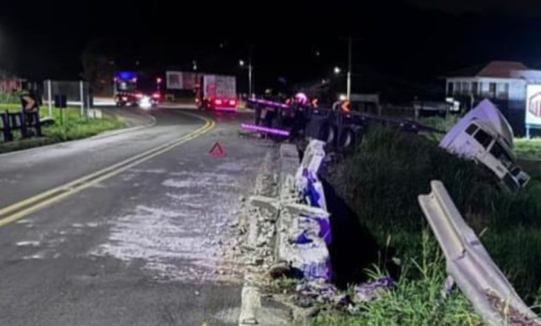 Carreta colide contra cabeceira de ponte e deixa trânsito em meia pista na BR-470, em Rodeio