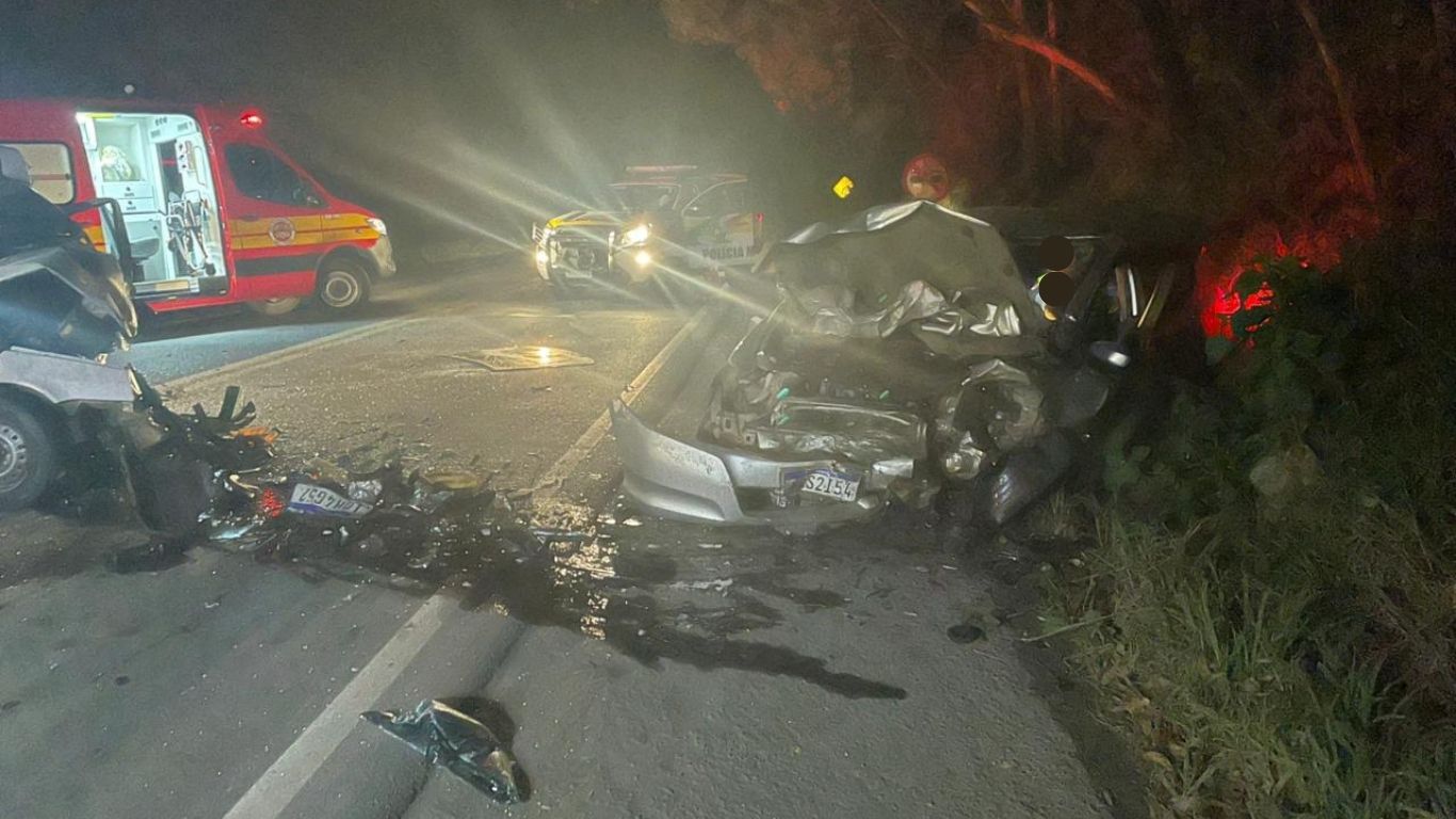 Colisão frontal deixa um morto e dois feridos graves no Alto Vale do Itajaí