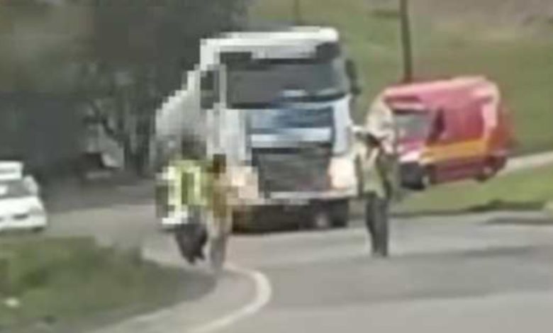 Mulher em surto é resgatada nua às margens da BR-470 em Pouso Redondo