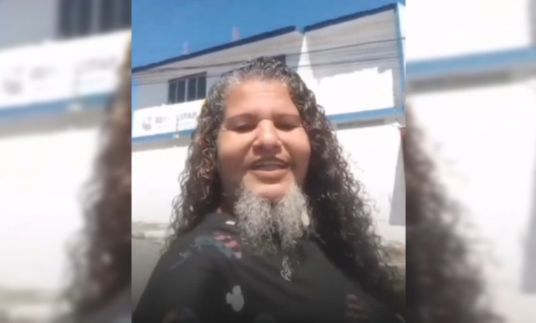 Mulher quebra padrões e conquista seguidores ao assumir a própria barba