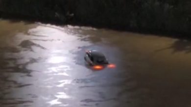 Carro cai em rio em Brusque; motorista é socorrido com dores no tórax