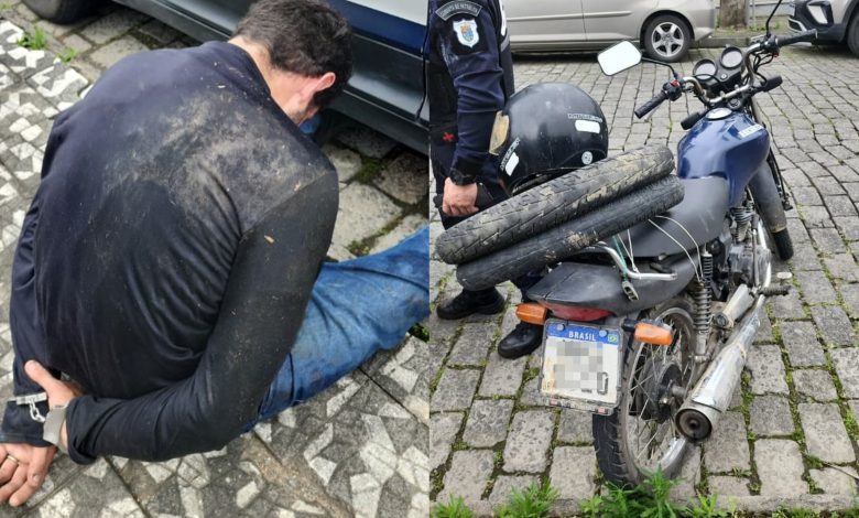 Homem tenta fugir pulando muros durante perseguição, mas acaba preso com motocicleta furtada em Blumenau