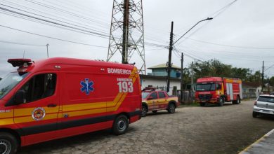 Homem sobe em torre de celular em SC e pede beijo de língua a padre para descer