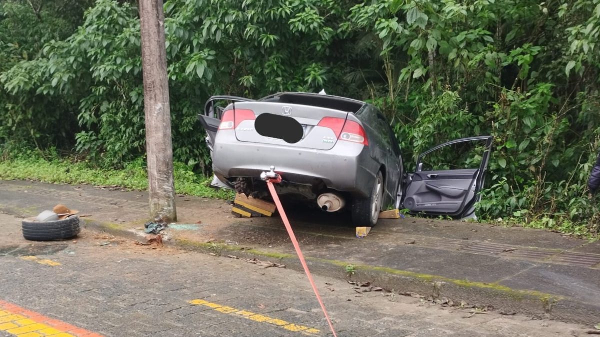 Motorista de 40 anos fica preso em carro após colisão violenta contra poste em Pomerode