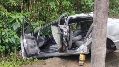 Motorista de 40 anos fica preso em carro após colisão violenta contra poste em Pomerode
